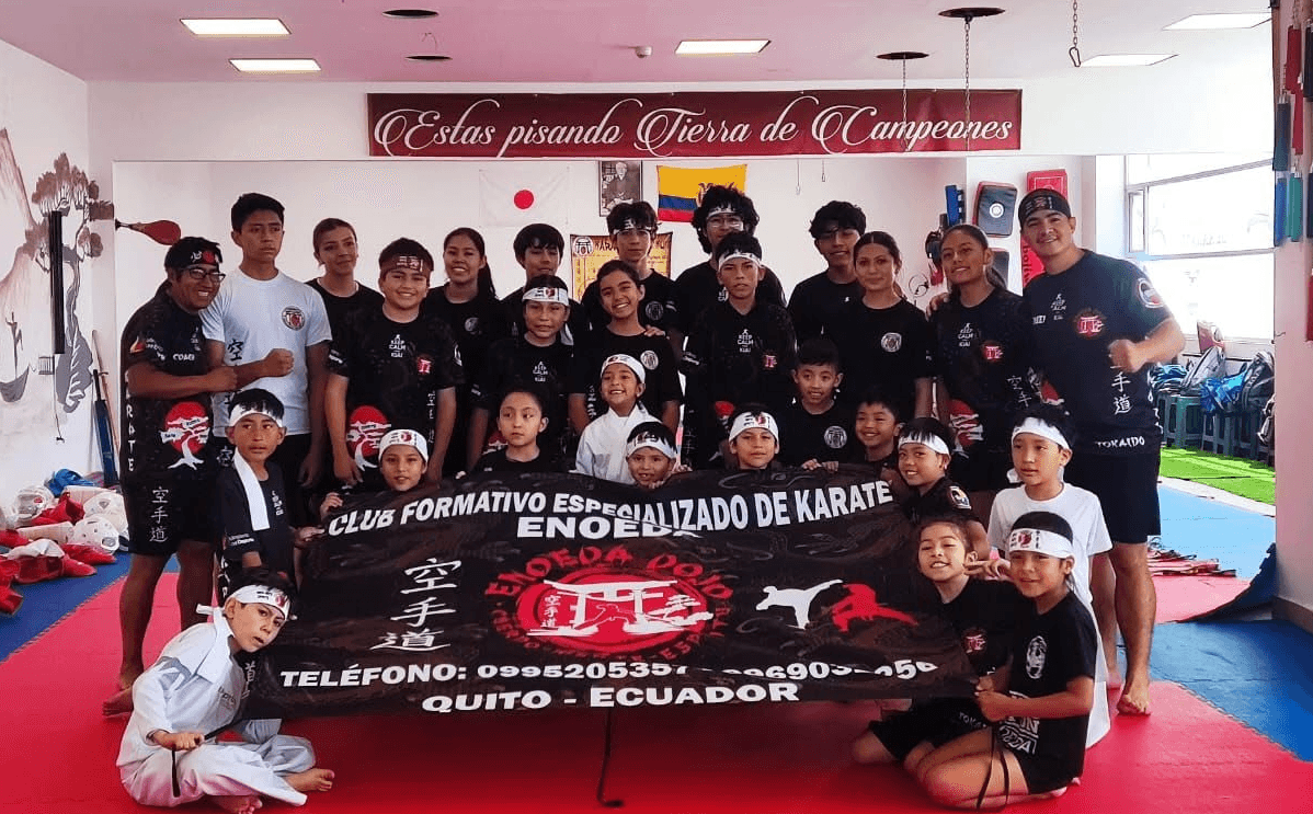 Estudiantes entrenando juntos en ENOEDA Dojo
